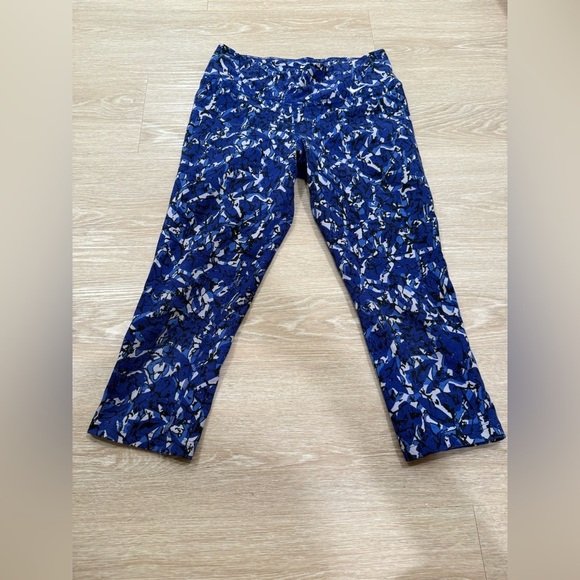 Nike Women’s Legend 2.0 Dri-FIT Blue Quake Print Capri Leggings - Picture 4 of 7